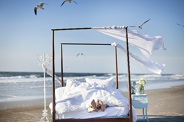 Кровать на море