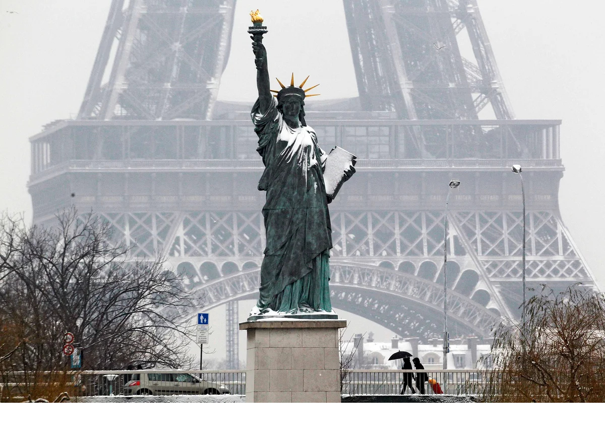 Статуя свободы в Париже