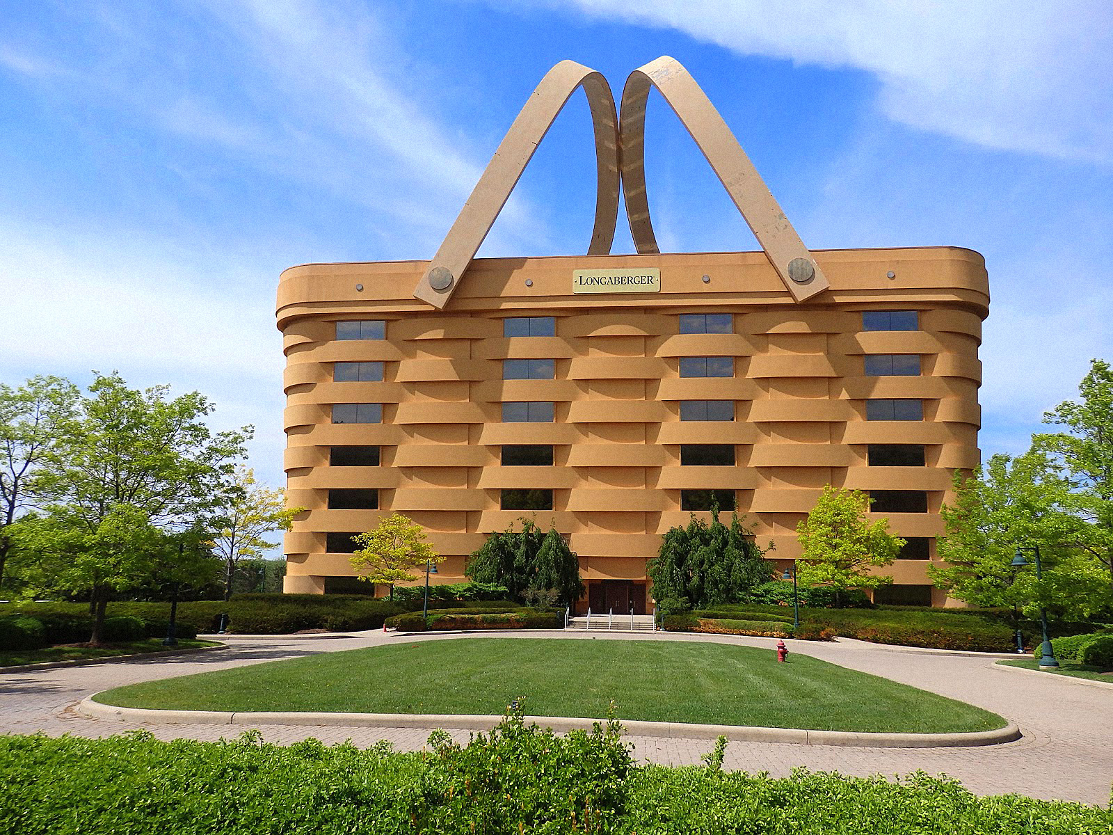 Какие есть здания. Здание-корзина (the Basket building), Огайо, США. Дом-корзина (Ньюарк, штат Огайо, США). Штаб квартира Longaberger — Ньюарк, штат Огайо, США. Здание корзина штат Огайо США.